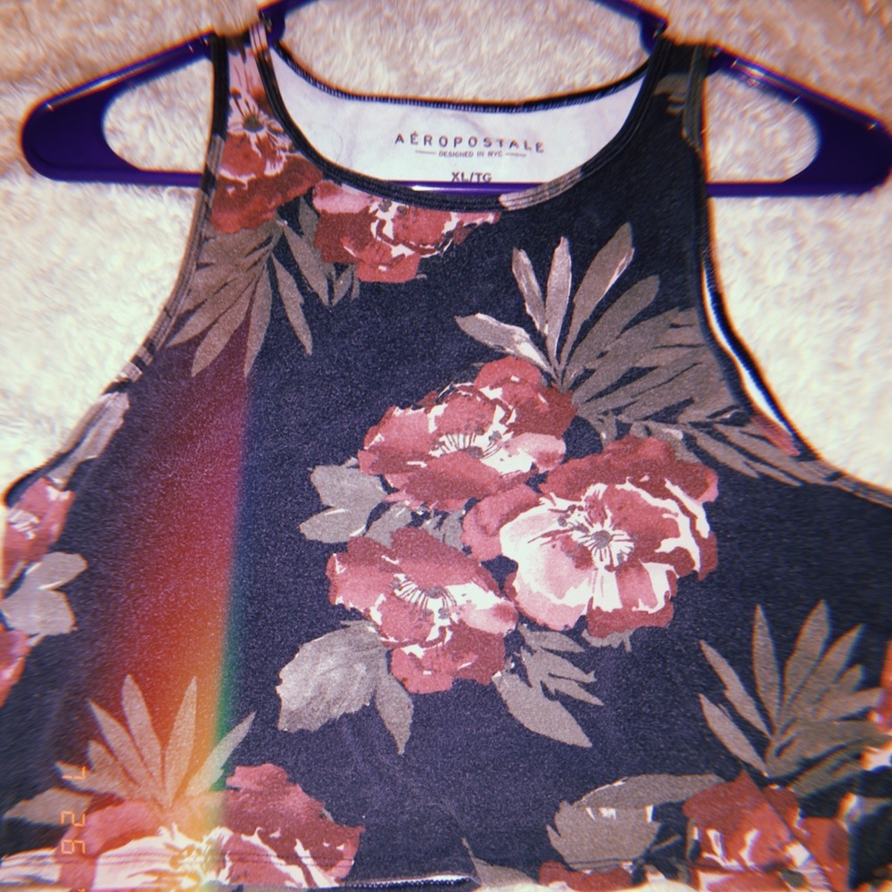 I’m selling a beautiful flower crop top